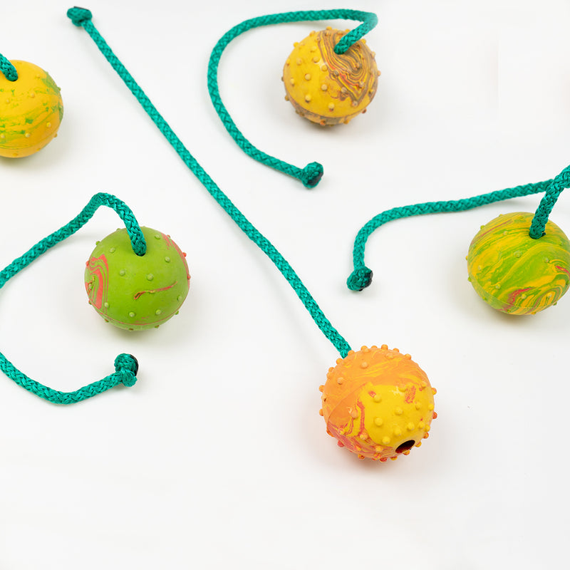 Ball mit Noppen und grüner Kordel, 6 cm bzw. 7 cm FRABO